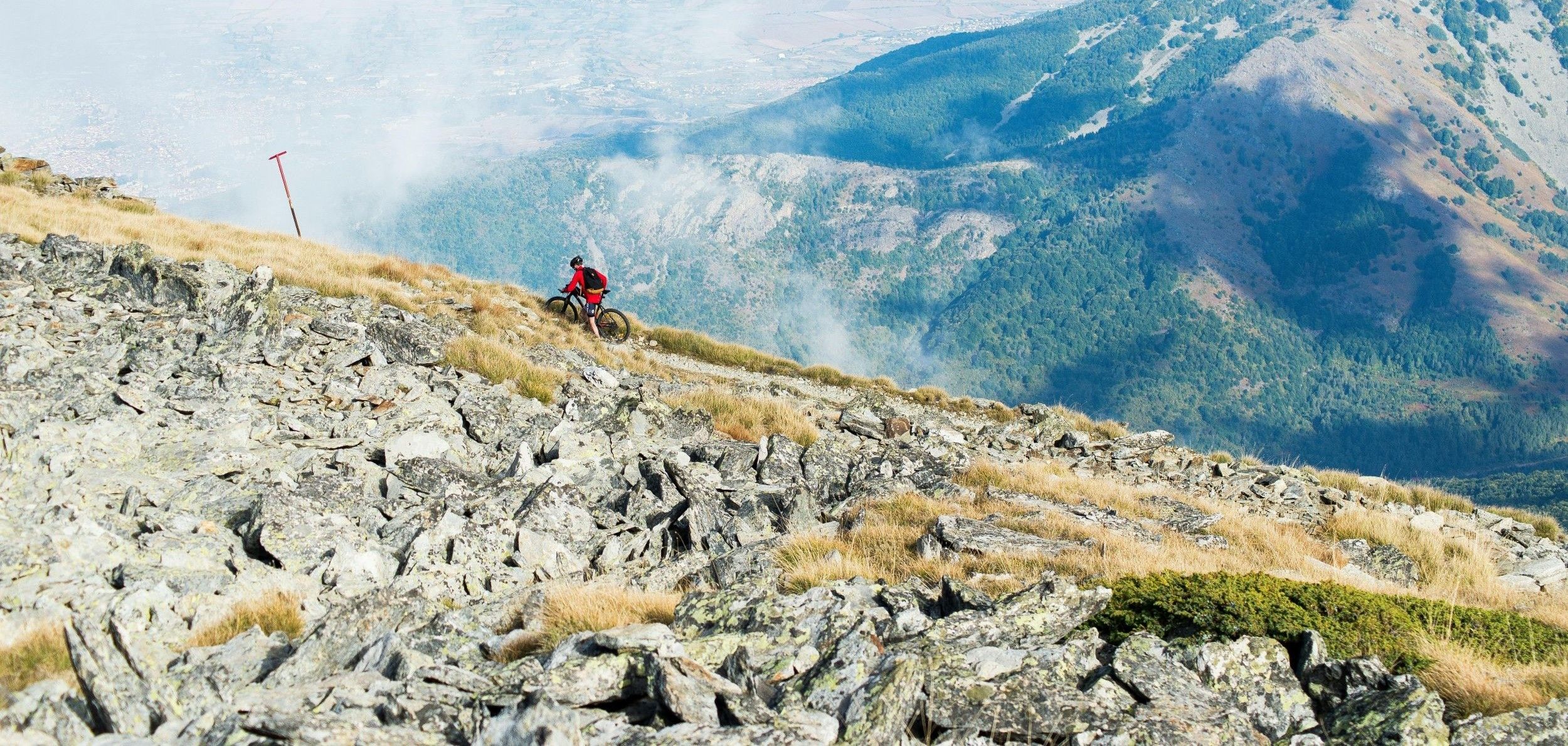 Vélo de route sur une route de campagne